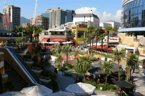 Centros comerciales amplían horario de atención y Costanera Center habilita estacionamientos