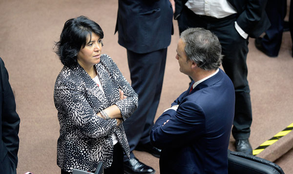 La jefa de senadores DC, Yasna Provoste, conversó ayer con el nuevo ministro de la Segpres, Felipe Ward. Foto: Agencia Uno