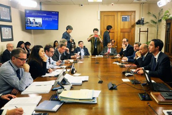 El ministro de Energía, Juan Carlos Jobet, participó ayer en la tarde en la comisión de Minería y Energía de la Cámara, que aprobó por unanimidad el proyecto de ley.