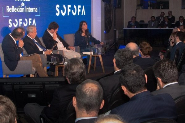 <p>Los documentos en que Sofofa plasmó las conclusiones que dejó su polémica jornada de reflexión</p>