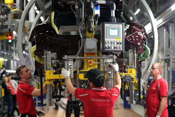 Creación de empleos en EEUU sorprende con alza de 128 mil nuevas plazas en octubre y confirma solidez del mercado laboral