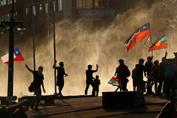 Columnista del The New York Times: "Tanto los líderes de izquierda como de derecha le han fallado a los chilenos"