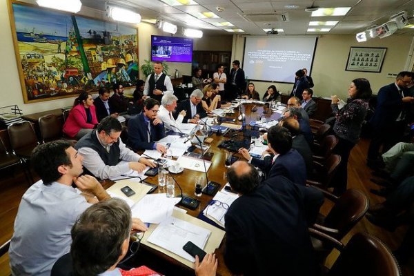 <p>40 horas: comisión aprueba excluir colación de tiempo de trabajo</p>