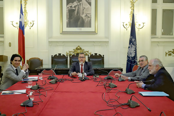 El ministro Briones se reunió ayer en la tarde con senadores de oposición. Foto: Rodolfo Jara