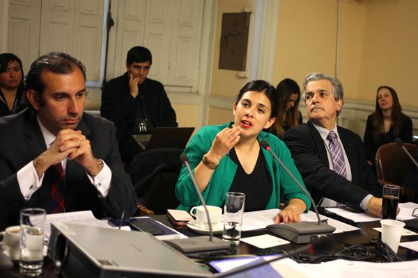 La diputada del PC, Karol Cariola, junto al subsecretario del Trabajo, Fernando Arab. Foto: Reuters