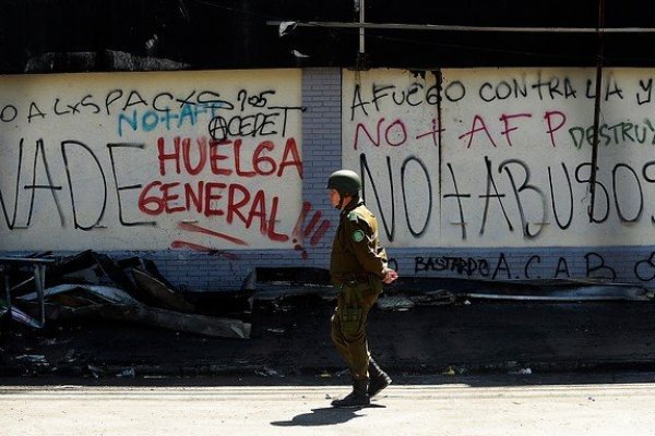 Bloomberg: "El grafiti que amenaza el turismo en Chile"
