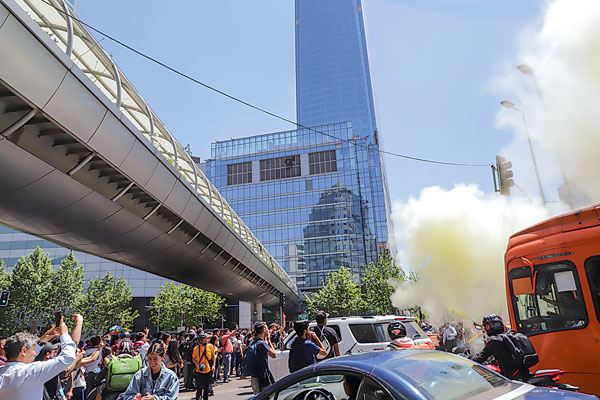 Cencosud decidió cerrar el Costanera Center tras un llamado a protestar en su interior. Foto: Rodolfo Jara