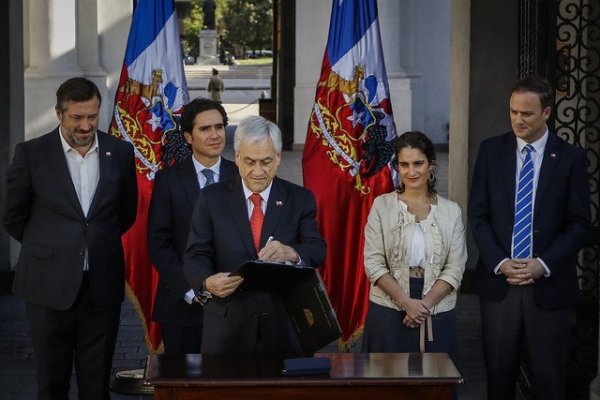 Piñera firma proyecto de ingreso mínimo y señala que el costo para el Estado será de $190 mil millones anuales