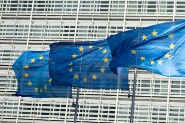 Comisión Europea recorta previsión de crecimiento de la zona euro y prevé débil inflación