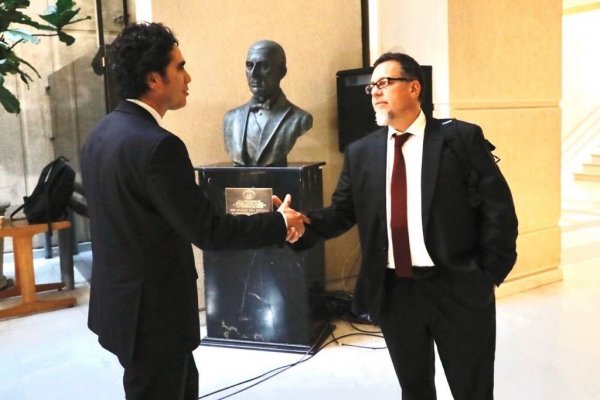 Dos protagonistas del acuerdo tributario: el ministro de Hacienda, Ignacio Briones, y el senador del PPD, Ricardo Lagos Weber.