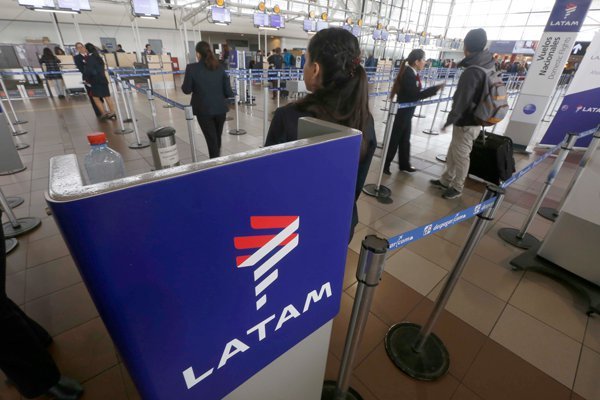 <p>Latam reporta menor dinamismo del tráfico aéreo tras estallido del conflicto social</p>
