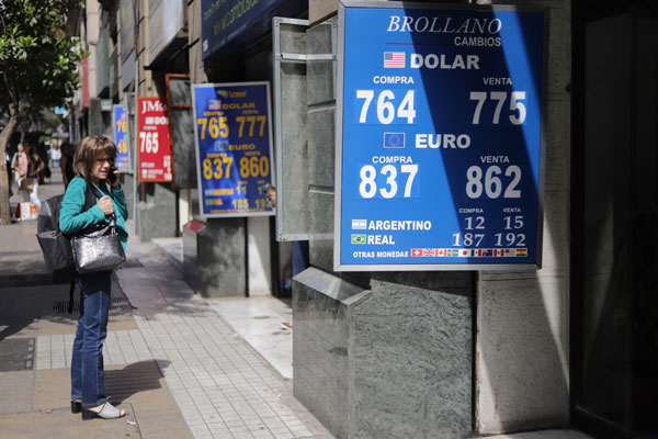 Dólar supera máximo histórico y llega a $ 760 a la espera de “señales” del Banco Central