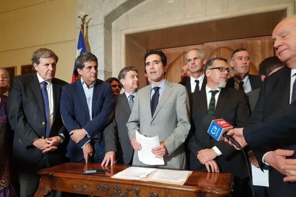 Hacienda y oposición logran acuerdo en Presupuesto: se rebaja tarifa de transporte para adultos mayores y ajuste al CAE