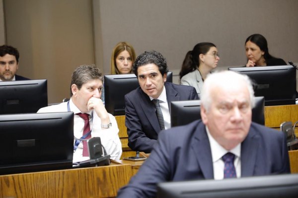 El director de Presupuestos, Rodrigo Cerda, junto al ministro de Hacienda, Ignacio Briones, la semana pasada en el Congreso (crédito: Ministerio de Hacienda)