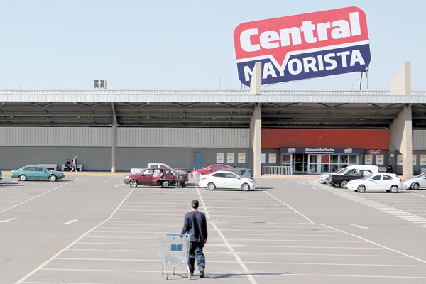 Walmart posterga decisión de reapertura de supermercados más dañados en la periferia de Santiago