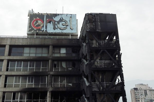 El edificio corporativo de Enel sufrió un incendio en su escalera de emergencia. Foto: Agencia Uno