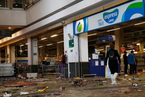 Walmart alerta que negocio en Chile "ha sido seriamente afectado" por protestas