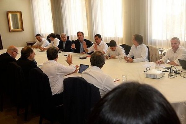 Propuesta oficialista provoca retroceso en el diálogo por una nueva Constitución