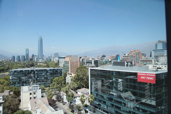 Empresas con sedes en Santiago centro comienzan a evaluar trasladarse a edificios en sector oriente por seguridad - Diario Financiero