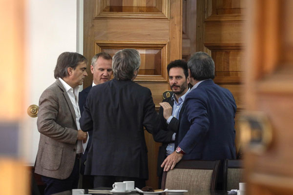 En La Moneda coversan el timonel de Evópoli, Hernán Larraín Matte; el fundador del partido, senador Felipe Kast; y el diputado de la tienda Luciano Cruz Coke. Foto: Agencia Uno