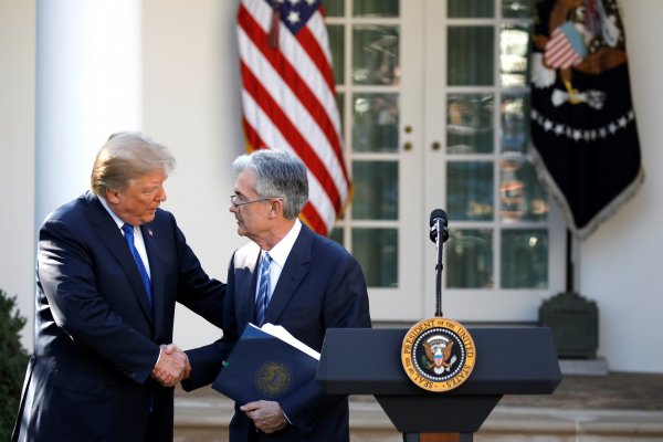 ¿La pipa de la paz? Trump y Powell se reunieron en la Casa Blanca para hablar de economía