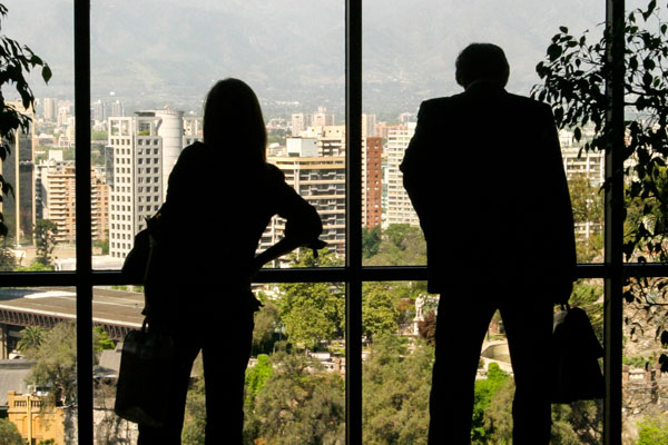 Empresas flexibilizan metas comerciales de trabajadores que arman su sueldo en base a comisiones