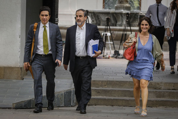 Los ministros de Hacienda, Ignacio Briones, y de Trabajo, María José Zaldívar, flanquean al asesor presidencial en materia de pensiones Augusto Iglesias, tras una reunión en La Moneda. Foto: Agencia Uno