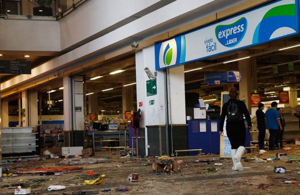 Walmart dijo que ha sufrido más de 1.200 episodios de saqueos y resaqueos e incendios, los que han afectado a 128 locales. Foto: Agencia Uno