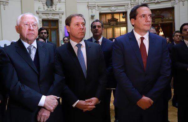 El presidente de Cencosud, Horst Paulmann, durante la apertura a bolsa de Cencoshopp, junto a Andreas Gebhardt y Matías Videla. Foto: Julio Castro