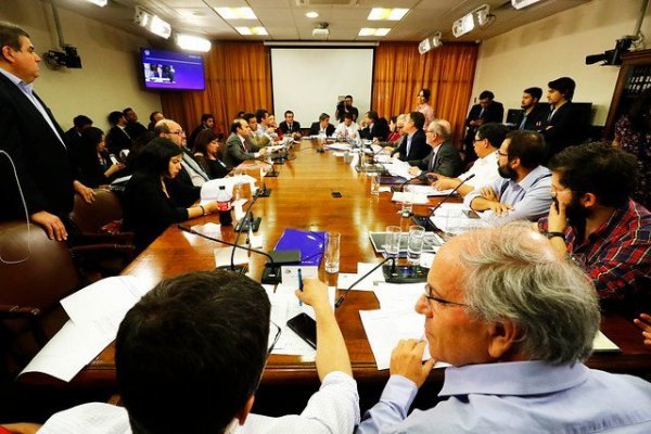 Comisión de Constitución aprueba una rebaja del 50% de la dieta parlamentaria