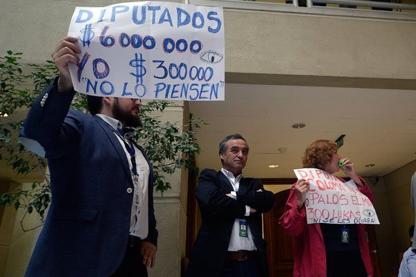 La manifestación de los asesores se produjo en paralelo a la Sala de la Cámara.