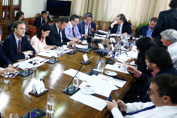 Se aleja acuerdo por ingreso mínimo garantizado entre gobierno y oposición