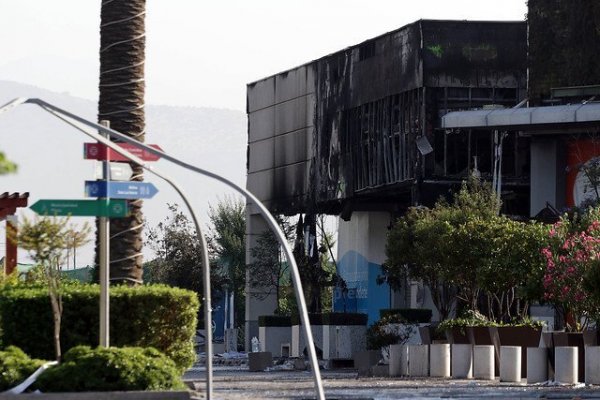 Incendio de proporciones afectó a Mall Arauco Quilicura en medio de manifestaciones