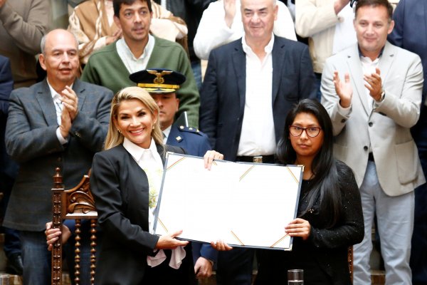 Jeanine Áñez promulgó la ley acompañada por la presidenta del Senado, Eva Copa, del partido de Morales. (Reuters)