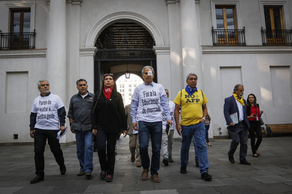 Dirigentes sindicales llegando a La Moneda. Foto: Agencia Uno