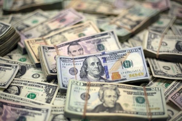 Dólar toma un respiro y cae más de $20 tras anuncio de intervención del Banco Central