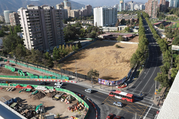 La venta de este paño en A. Vespucio con Presidente Riesco generó el quiebre entre el clan Rappaport y Calzada Capital. Foto: Julio Castro