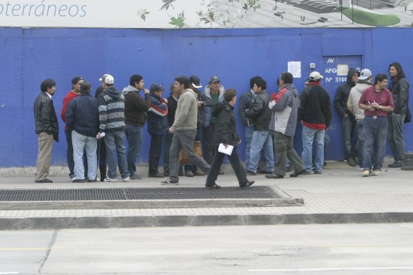 Casi 80 mil despidos tras estallido de la crisis social en el país