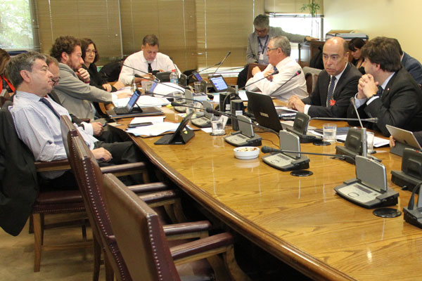 El secretario ejecutivo de la CNE, José Venegas, expuso en la comisión de Hacienda. Foto: Agencia Uno