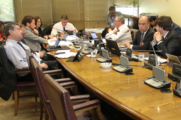 Aprueban ley corta de distribución eléctrica y comprometen revisión del límite de invierno