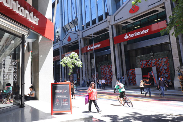 Santander Chile explica la crisis social ante inversionistas en Nueva York Foto: Rodolfo Jara