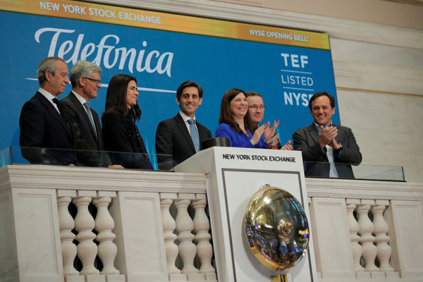José María Álvarez-Pallete, presidente de Telefónica, inauguró la sesión en la Bolsa de Nueva York el martes. Foto: Reuters