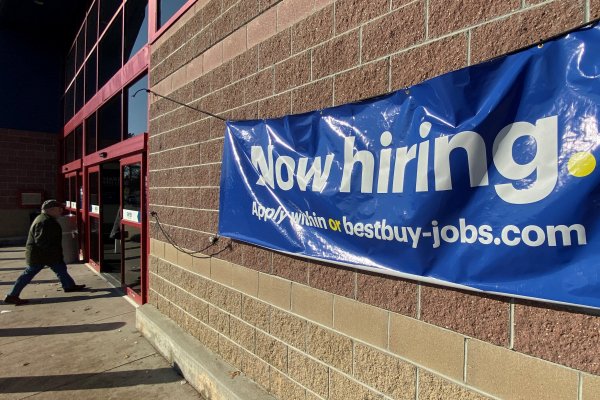 Crecimiento empleo sector privado de EEUU toca mínimo de 6 meses en noviembre
