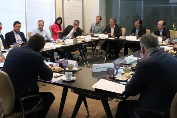 Ministerio de Economía e InvestChile se reúnen con empresas extranjeras para evaluar medidas para apoyar a las pymes