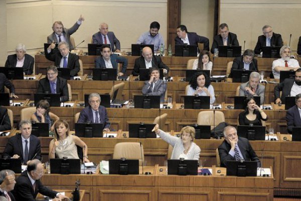 Gobierno presenta hoy indicación para reducir parlamentarios a 120 diputados y 40 senadores