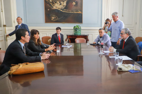 Briones fue parte del debate con exautoridades y académicos, como Rodrigo Vergara, Nicolás Eyzaguirre, Claudia Sanhueza, Oscar Landerretche y Roberto Zahler. Foto: Julio Castro