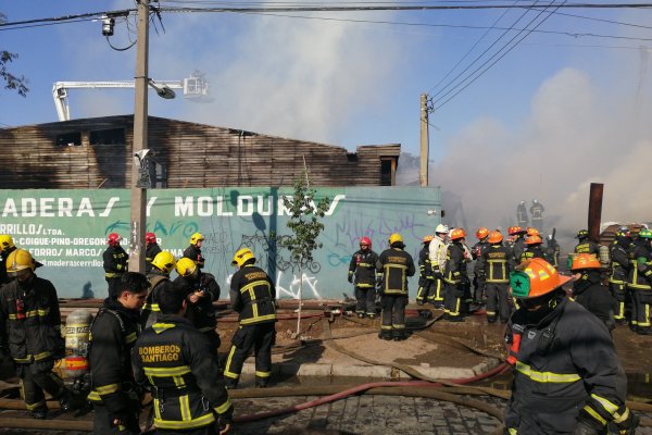 Incendio consumió fábrica de perfiles y molduras de madera en pleno centro de Santiago