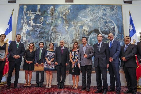 El presidente Piñera se reunió ayer con representantes de Chile Transparente, Observatorio del Gasto Fiscal y Espacio Público. Foto: Agencia Uno