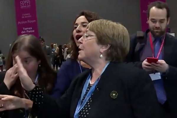 <p>Ahora en DF: Encaran a Michelle Bachelet por el conflicto social en Chile</p>