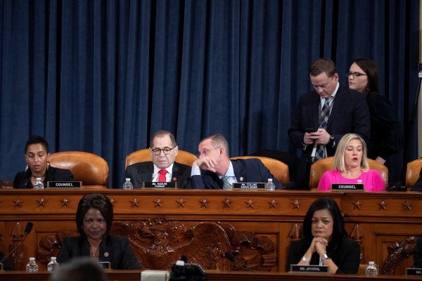 Demócratas dicen que Trump es un peligro para democracia y republicanos critican proceso juicio político